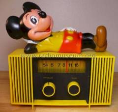 mouse_lying_on_radio_1014329.jpg