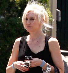 Gwen-Stefani-no-makeup-sunglasses-365sd04262010.jpg