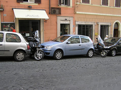 800px-Parking.in.rome.arp.jpg
