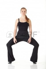 6115109-joven-bailarin-de-modern-jazz-caucasiana-en-un-pantalon-negro-