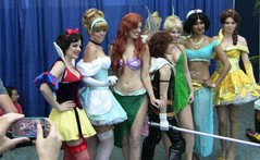 Comic con girls1.jpg