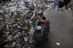 China Kunming street vendor washes .jpg