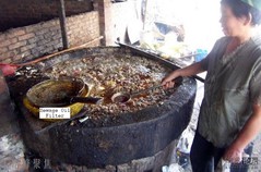 China_sewer-oil_large bowel-325kb with caption.jpg