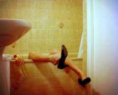 bathtub,legs,liquor,alcohol,bath,girls-fd6e89411934e03b008a2e3c7b31290