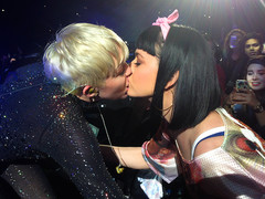 miley-cyrus-kiss girl.jpg