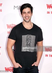 461510766-actor-josh-peck-arrives-at-the-wedding-gettyimages[1].jpg