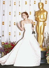 Jennifer Lawrence gives middle finger.jpg